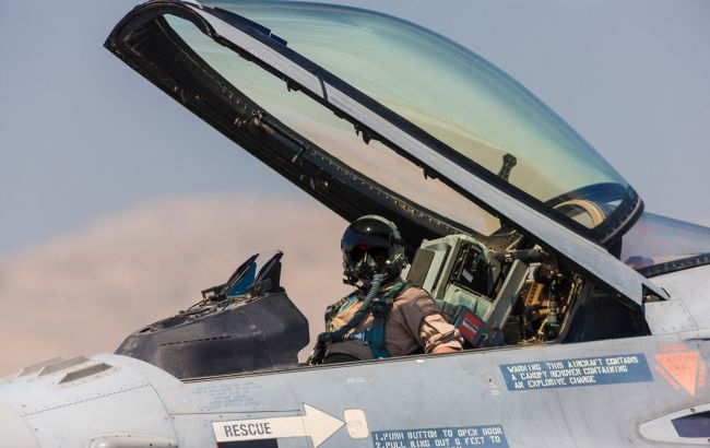 Українські пілоти в Франції навчаються повітряного бою на F-16