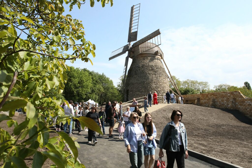 У Пирогові відкрили відновлений столітній вітряк з Херсонщини