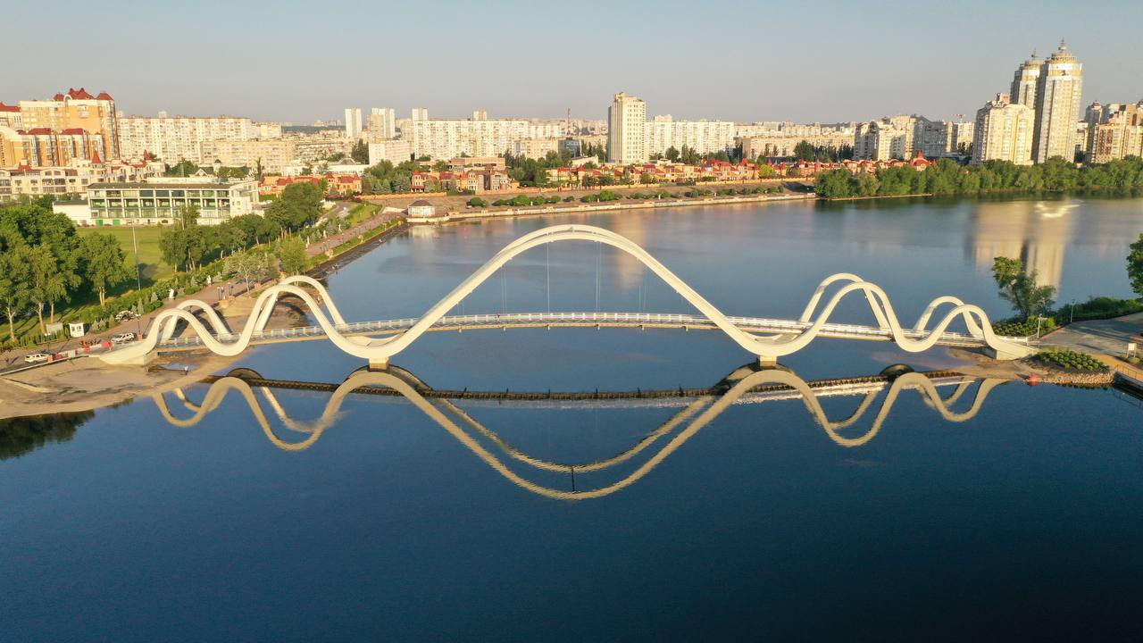 У Києві відкрили пішохідний міст-хвилю на Оболонський острів