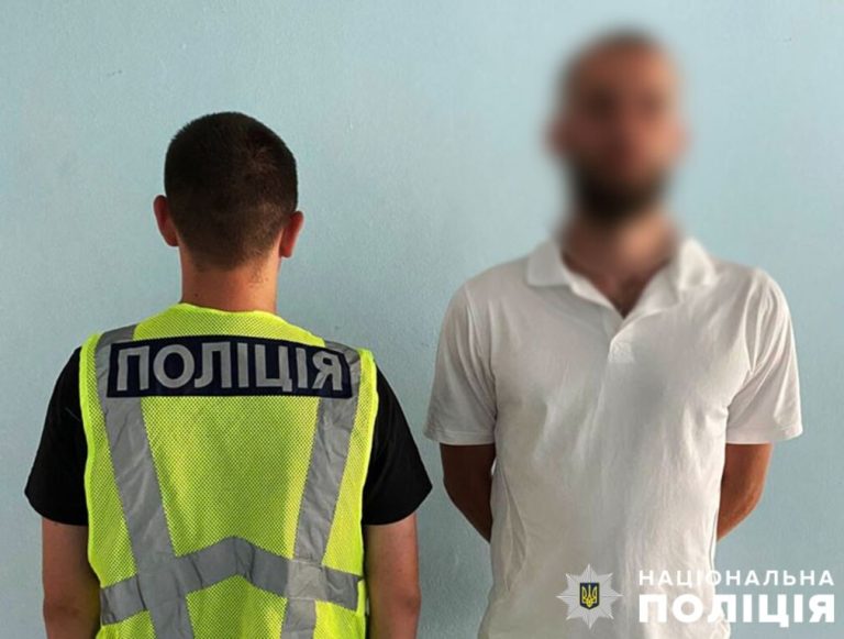 Поліцейські розшукали чоловіка, який запустив салют у Дарницькому районі. Фото: поліція Києва