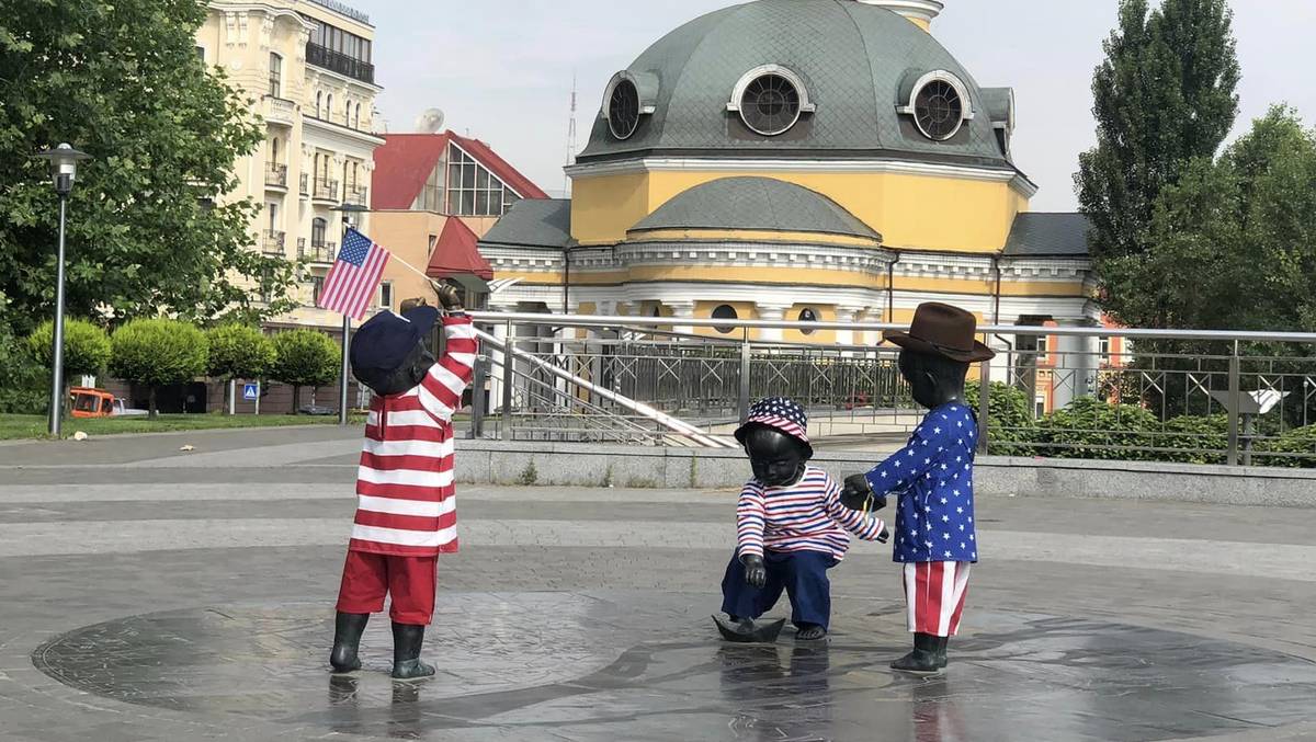 Скульптури засновників Києва перевдягли до Дня незалежності США