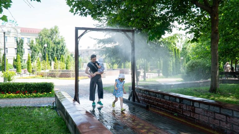 Рамки-розпилювачі води в Києві. Фото: КМДА