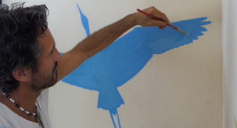 Художник зі США намалює мурал під Києвом. Фото: Гостомельська сільська військова адміністрація