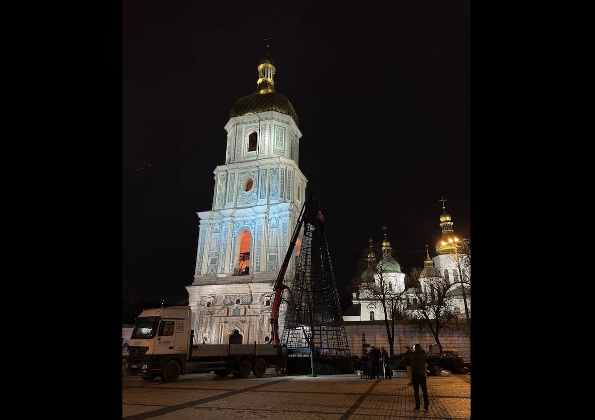 Головну ялинку країни встановлюють у столиці / Фото Ірини Вихрущ