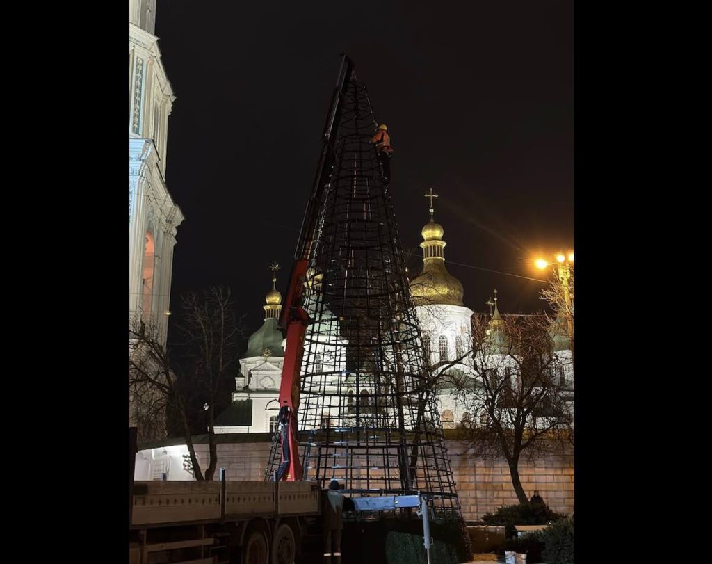 Головну ялинку країни встановлюють у столиці / Фото Ірини Вихрущ