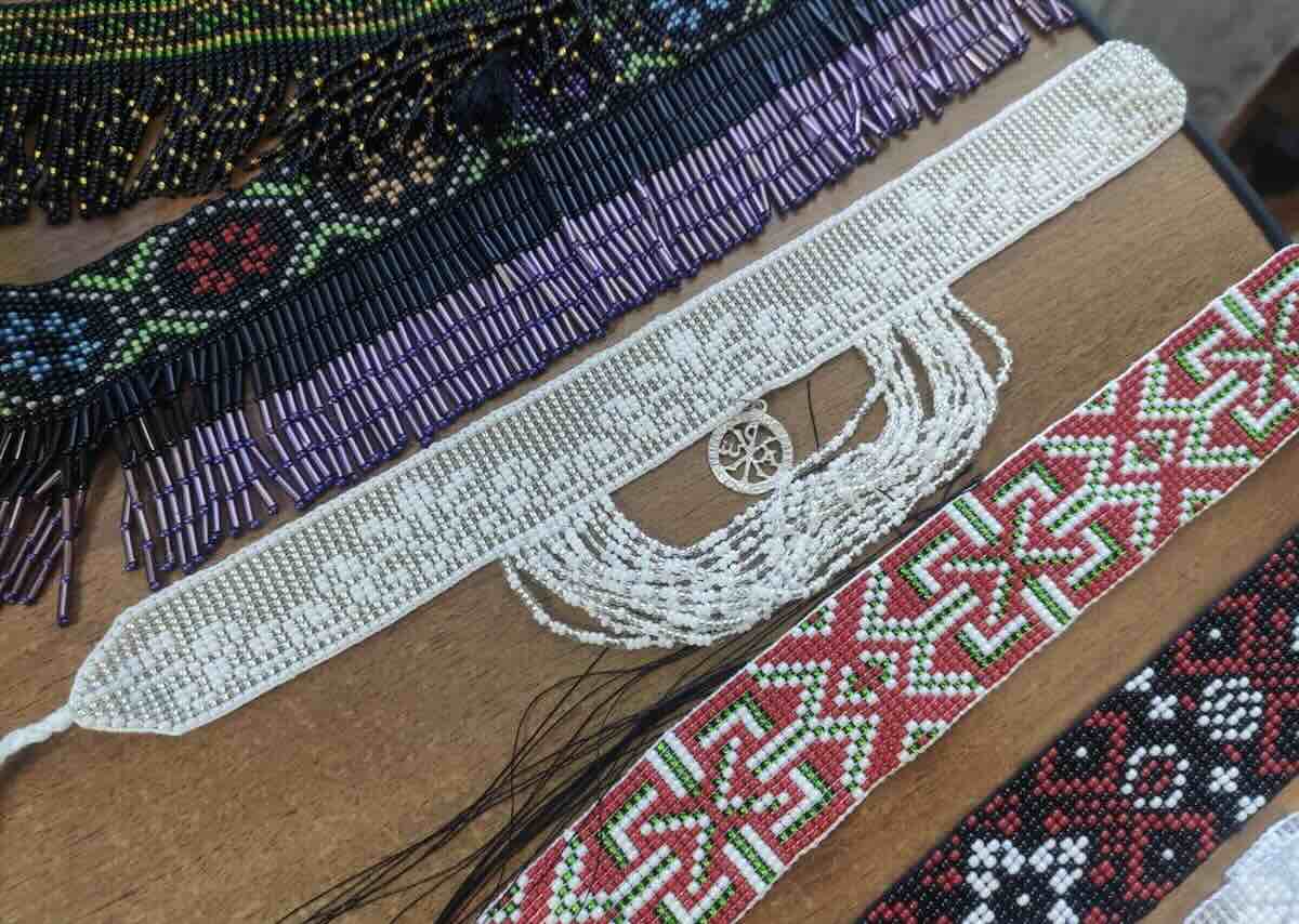 Ветеран із Тернопільщини відроджує «борщівські язики» з бісеру / Фото: Суспільне Тернопіль