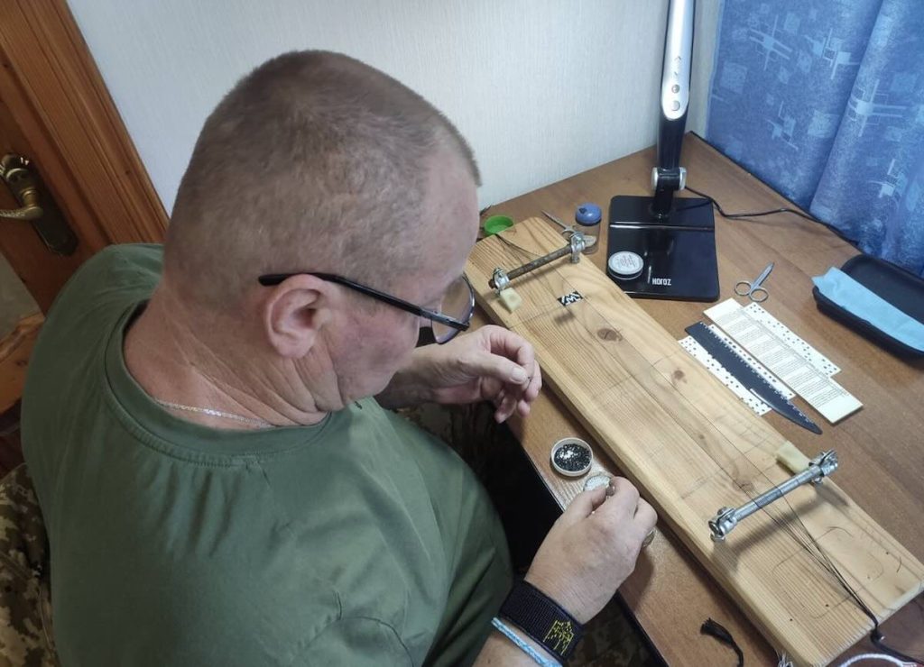 Ветеран із Тернопільщини відроджує «борщівські язики» з бісеру / Фото: Суспільне Тернопіль