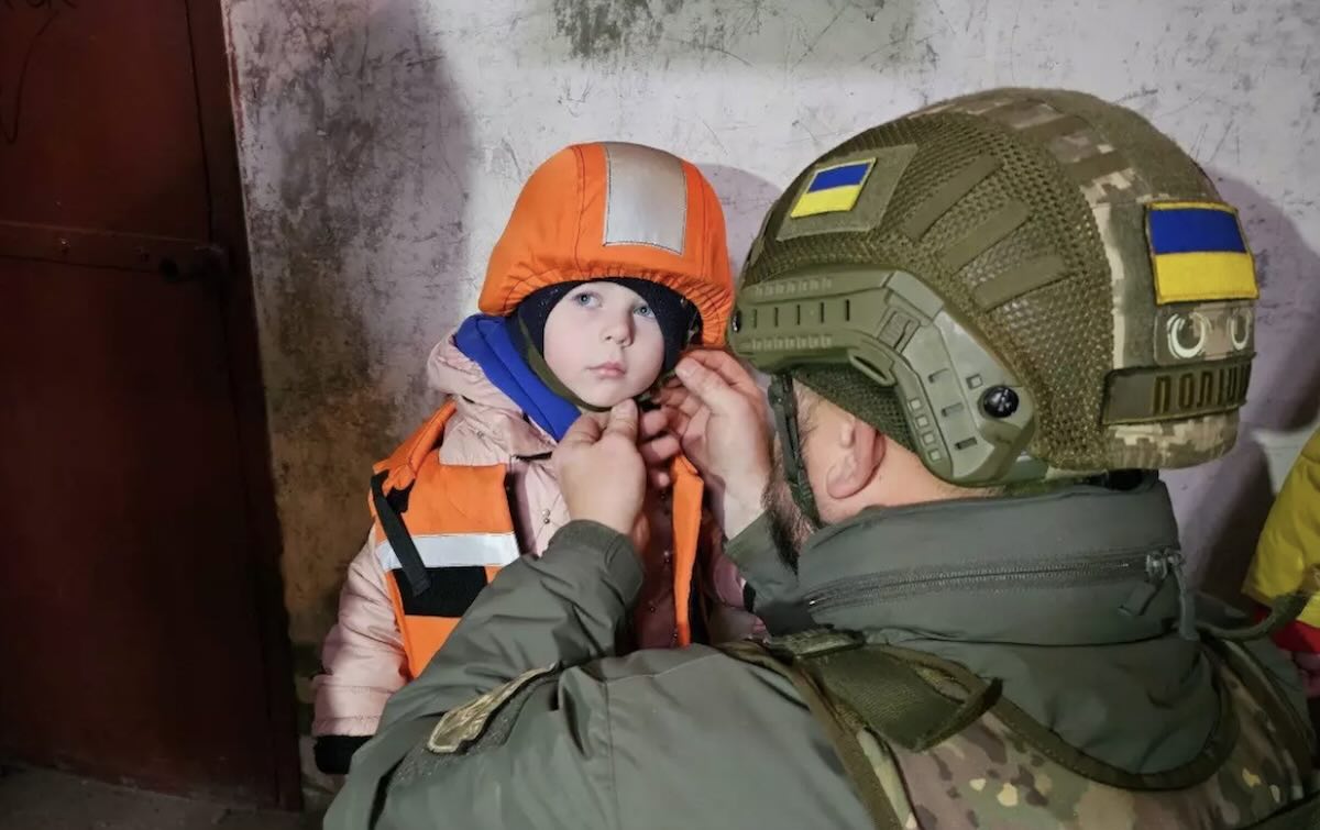 Зеленський підписав закон про обов’язкову евакуацію дітей із зон бойових дій